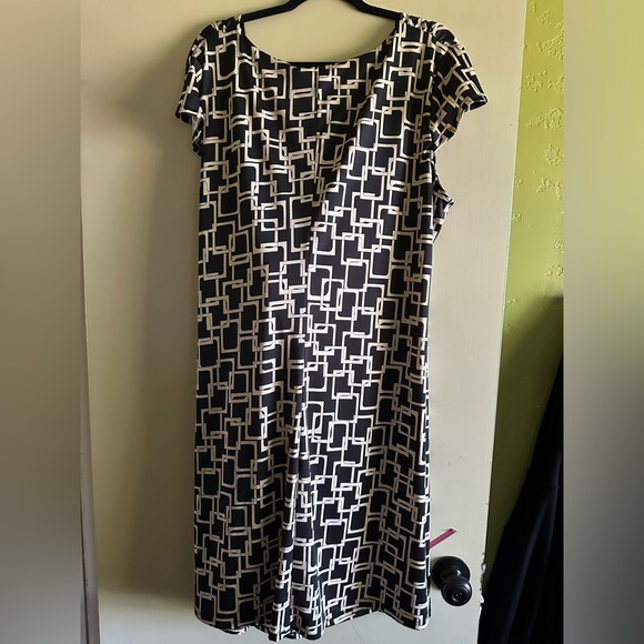 Woman’s AA Studio Dress. Size 22W. - Picture 4 of 5